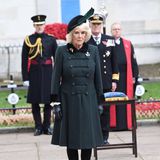 Herzogin Camilla im dunkelgrünen Mantel im Militärstil