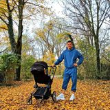 4. November 2020  Mit Töchterchen Laura im Kinderwagen genießt Star-Kicker Robert Lewandowski die frische Novemberluft und sendet schöne Grüße aus dem Münchener Herbstlaub.