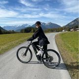 Model Stefanie Giesinger lässt ihre Fans an ihrer Mountainbike-Tour durch die schöne Alpenlandschaft teilhaben.