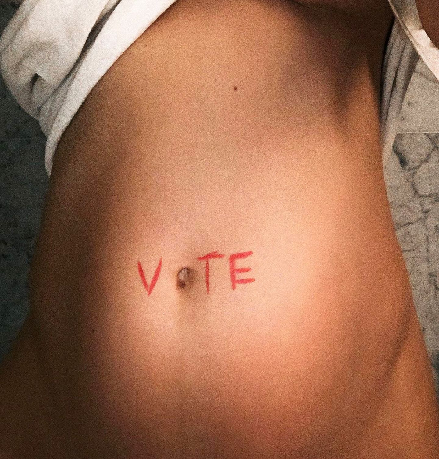 Topmodel Elsa Hosk hätte kein Foto auf Instagram posten können, mit dem sie noch mehr Aufmerksamkeit auf die Wichtigkeit des Wählengehens hätte lenken können. Schließlich wächst in ihrem Bauch die nächste Generation heran.