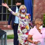 In einem ganz ähnlichen Look begeistert Dr. Jill Biden bei einer Drive-in-Rally in Florida. Und das auch noch mit klarer Botschaft auf der Maske: Wählen gehen!