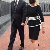 Im eleganten Schwarz-Weiß-Look mit Schößchen besucht Jill Biden mit ihrem Mann Joe einen Memorial Park in Delaware.