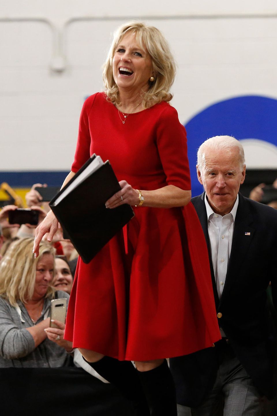Das rote Glockenrock-Kleid, das Jill Biden auf einer Wahlkampfveranstaltung in Des Moines trägt, macht nicht nur ihr selbst richtig gute Laune.