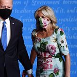 Im blumigen Look von Dolce & Gabbana macht Jill Biden bei der dritten TV-Debatte der US-Präsidentschaftkandidaten eine tolle Figur. Besonderer Hingucker ist die perfekt dazu passende Maske.