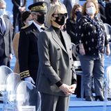 Mit einer dunklen XXL-Sonnenbrille und schwarzer Gesichtsmaske zeigt sich Fürstin Charlène während der Ehrungszeremonie für die Opfer des Terroranschlags vom 29. Oktober 2020 auf dem Schlossberg in Nizza. Wir hätten die Frau von Prinz Albert auf den ersten Blick gar nicht erkannt. Denn im Inkognito-Look bestehend aus einem kastig-geschnittenen Blazer und passender Anzugshose mit auslaufendem Bein sowie einem schwarzen Rollkragenpullover hält sich die 42-Jährige optisch sehr bedeckt. Einzig und allein ihr markanter Pagenschnitt entlarvt die ehemalige Schwimmerin dann doch.