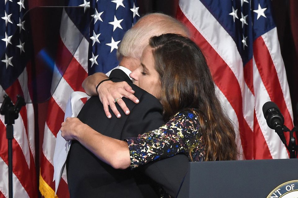 Joe Biden kann auf den Support seiner Tochter zählen - und umgekehrt. Hier wird er im Juni 2016 mit dem "Father of the Year Award" in New York ausgezeichnet. Von Ashley gibt es eine innige Umarmung.