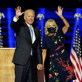 Ihren ersten offiziellen Auftritt als künftige First Lady der USA absolviert Dr. Jill Biden sehr stylisch im asymmetrischen Blumen-Look aus der Resort-Kollektion 2020 von Oscar de La Renta. Die Designer dürften sich jetzt darum reißen, die Frau an der Seite des 46. US-Präsidenten, der am 20. Januar eingeschworen wird, einzukleiden.