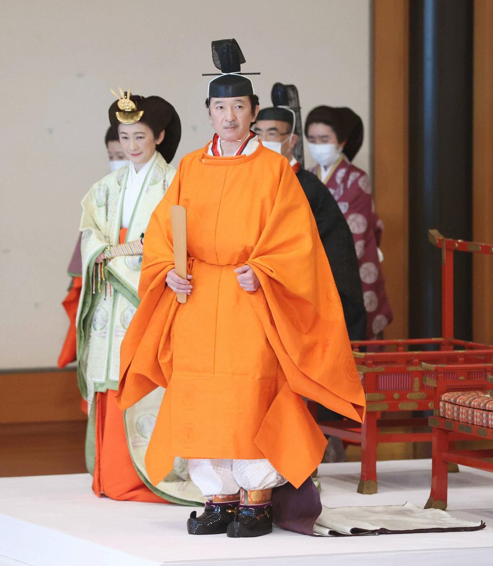 Japan: 8. November 2020 Ein Kronprinz für Japan: Kaiser Naruhito hat seinen jüngeren Bruder Fumihito in einer feierlichen Zeremonie im Palast von Tokio offiziell zum Thronfolger ernannt. Prinzessin Aiko, die einzige Tochter des Kaiserpaares darf als weibliches Mitglied der Kaiserfamilie die Nachfolge ihres Vaters nicht antreten. 8. November 2020 Ein Kronprinz für Japan: Kaiser Naruhito hat seinen jüngeren Bruder Fumihito in einer feierlichen Zeremonie im Palast von Tokio offiziell zum Thronfolger ernannt. Prinzessin Aiko, die einzige Tochter des Kaiserpaares darf als weibliches Mitglied der Kaiserfamilie die Nachfolge ihre Vaters nicht antreten.