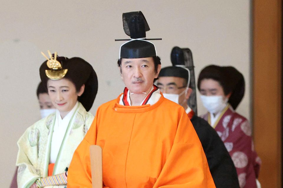 8. November 2020  Ein Kronprinz für Japan: Kaiser Naruhito hat seinen jüngeren Bruder Fumihito in einer feierlichen Zeremonie im Palast von Tokio offiziell zum Thronfolger ernannt. Prinzessin Aiko, die einzige Tochter des Kaiserpaares darf als weibliches Mitglied der Kaiserfamilie die Nachfolge ihre Vaters nicht antreten.
