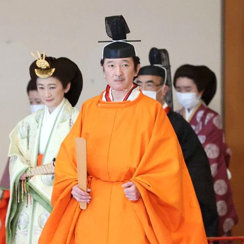 8. November 2020  Ein Kronprinz für Japan: Kaiser Naruhito hat seinen jüngeren Bruder Fumihito in einer feierlichen Zeremonie im Palast von Tokio offiziell zum Thronfolger ernannt. Prinzessin Aiko, die einzige Tochter des Kaiserpaares darf als weibliches Mitglied der Kaiserfamilie die Nachfolge ihre Vaters nicht antreten.