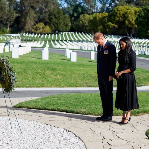 Prinz Harry und Herzogin Meghan gedenken der gefallenen Soldaten auf dem "National Cemetery" in Los Angeles. 