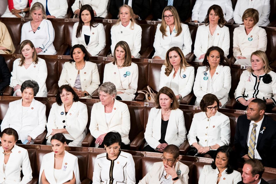 Kamala Harris: Anlässlich des 100. Jahrestag des Frauenwahlrechts trugen die weiblichen Mitglieder der Demokraten Weiß bei der Rede zur Lage der Nation. Anlässlich des 100. Jahrestag des Frauenwahlrechts trugen die weiblichen Mitglieder der Demokraten Weiß bei der Rede zur Lage der Nation.