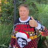 "Merry Hoffmas!" David Hasselhoff ist dieses Jahr schon früh in Weihnachtslaune, denn auf Instagram macht er Werbung für seinen eigenen Weihnachtspulli mit Kultfaktor. Das perfekte Geschenk für alle treuen Fans von "The Hoff".