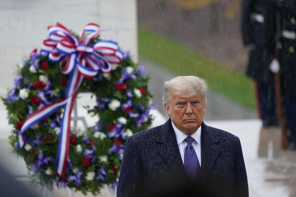 Melania + Doanld Trump: Donald Trump und das Wetter haben etwas gemeinsam: schlechte Laune. Donald Trump und das Wetter haben etwas gemeinsam: schlechte Laune.