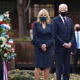 Zum Veteranentag im Korean War Memorial Park in Philadelphia zeigen sich die zukünftige First Lady Jill Biden und ihr Mann Joe Biden, designierter US-Präsident, in tiefer Anteilnahme. Passend dazu wählt die 69-Jährige einen schlichten, dunklen Zweiteiler bestehend aus einem Rock, einem Seidentop und einem Blazer mit Schößchen sowie Taillengürtel in Dunkelblau. Letzterer zaubert der zukünftigen First Lady eine wunderbare Silhouette und grazile Beine. Woran das liegt? Der Vorteil von einem Schößchen ist, dass es den Körper perfekt unterteilt. Die richtige Höhe des Stücks Extrastoff liegt demnach zwischen Taille und Po.