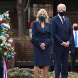 Zum Veteranentag im Korean War Memorial Park in Philadelphia zeigen sich die zukünftige First Lady Jill Biden und ihr Mann Joe Biden, designierter US-Präsident, in tiefer Anteilnahme. Passend dazu wählt die 69-Jährige einen schlichten, dunklen Zweiteiler bestehend aus einem Rock, einem Seidentop und einem Blazer mit Schößchen sowie Taillengürtel in Dunkelblau. Letzterer zaubert der zukünftigen First Lady eine wunderbare Silhouette und grazile Beine. Woran das liegt? Der Vorteil von einem Schößchen ist, dass es den Körper perfekt unterteilt. Die richtige Höhe des Stücks Extrastoff liegt demnach zwischen Taille und Po.