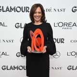 Bei den Glamour "Women Of The Year"-Awards im November 2018 hat die zukünftige Vizepräsidentin allen Grund zum Strahlen. In einem schwarzen, knielangen Kleid mit Ballonärmeln nimmt sie die Auszeichnung als Frau des Jahres entgegen. 