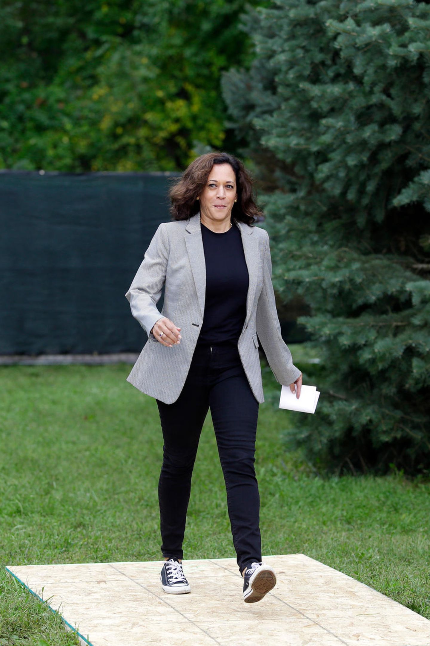 In Iowa dürfen Kamala Harris' Lieblingssneaker von Converse nicht fehlen, aber auch mit ihrer Outfitwahl beweist sie modische Raffinesse. Die dunkle Hose und das farblich passende Shirt zaubern der Politikerin eine schlanke Silhouette, die von dem taillierten grauen Blazer noch unterstützt wird. 