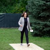 In Iowa dürfen Kamala Harris' Lieblingssneaker von Converse nicht fehlen, aber auch mit ihrer Outfitwahl beweist sie modische Raffinesse. Die dunkle Hose und das farblich passende Shirt zaubern der Politikerin eine schlanke Silhouette, die von dem taillierten grauen Blazer noch unterstützt wird. 