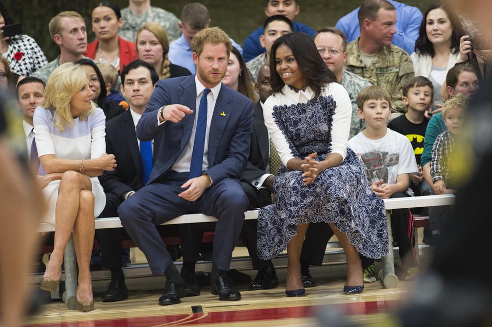 Jill Biden + Joe Biden: Jill Biden, Prinz "Hahn im Korb" Harry und Michelle Obama verfolgen im Oktober 2015 ein Basketball-Match. Jill Biden, Prinz "Hahn im Korb" Harry und Michelle Obama verfolgen im Oktober 2015 ein Basketball-Match.