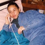 Na, wen haben wir denn da? Das sieht doch nach Sängerin Alicia Keys aus – und zwar in ihrer Jugend. Damals wie heute sieht sie auch ohne Make-up einfach umwerfend aus. Dieses Foto hat Alicia Keys auf ihrem Instrgam-Account gepostet. Wie alt genau sie ist, verrät sie leider nicht. Zu dem Foto schreibt sie "Hello? Can I speak to – to Michael?" – ein Zitat aus ihrem Song "You Don't Know My Name" aus 2010. Vielleicht ein versteckter Hinweis?