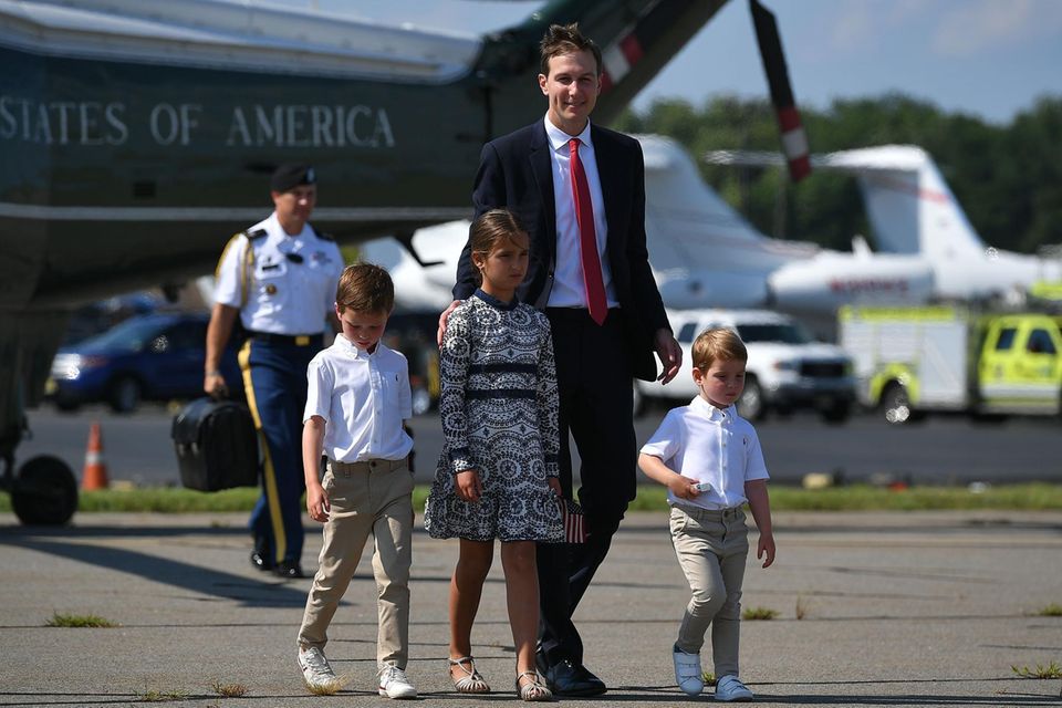 Ivanka Trump + Jared Kushner : Jared Kushner mit Joseph, Arabella und Theodore im July 2019 auf einem Rollfeld in New Jersey. Jared Kushner mit Joseph, Arabella und Theodore im July 2019 auf einem Rollfeld in New Jersey.