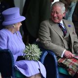 Auch sieben Jahrzehnte später ein royales Dream-Team: Der fröhliche Schnappschuss von Queen Elizabeth und ihrem Sohn komplementiert den Geburtstagsgruß des Königshauses und ist eine wahre Freude für alle Royal-Fans.