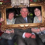Die "Ideal Home Show" in London inspiriert Prinz Charles dazu, sich in einen Fotoautomaten zu drängen und mit zwei glücklichen Damen ablichten zu lassen.