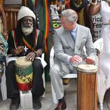 Darf in die Dorfband: Während seiner Jamaica-Reise beweist Prinz Charles musikalisches Talent an der Trommel.