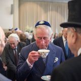 Kann sich auch bedeckt halten: Der Prince of Wales bei einem Besuch in einer Synagoge in London.