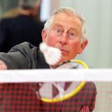 Auch beim Federball zeigt sich der britische Thronfolger von seiner sportlichen Seite.