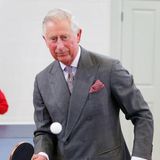 Bei der Eröffnung eines Sportzentrums legt sich Prinz Charles elegant ins Zeug.
