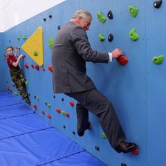 Der Action-Prinz macht auch vor Kletterwänden nicht Halt und hangelt sich mit den Schülern der "Grainville Secondary School" in St. Helier um die Wette.