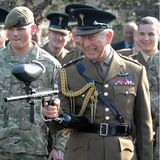 Wenn der Prinz zum Paintballgewehr greift, dann gehen die Soldaten in Deckung.