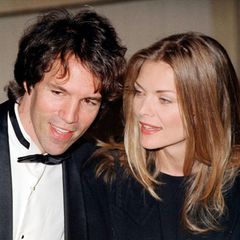Michelle Pfeiffer und David E. Kelley  Die Schauspielerin und der Fernsehproduzent geben sich 1993 das Jawort und gehen seitdem glücklich vereint durchs Leben. Zusammen haben sie einen Sohn, John, sowie Tochter Claudia, die Michelle bereits vor ihrer Beziehung adoptierte.