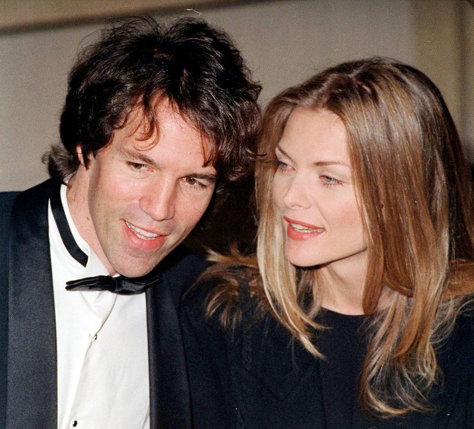 Michelle Pfeiffer und David E. Kelley Die Schauspielerin und der Fernsehproduzent geben sich 1993 das Jawort und gehen seitdem glücklich vereint durchs Leben. Zusammen haben sie einen Sohn, John, sowie Tochter Claudia, die Michelle bereits vor ihrer Beziehung adoptierte.