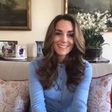 In einem babyblauen Cardigan (Preis rund 83 Euro) des britischen Labels Boden zeigt sich Herzogin Catherine während eines Video-Calls mit Gewinnern ihres "Hold Still"-Fotowettbewerbs. Der Kragen wird von ihrer leicht gewellten Haarpracht verdeckt.