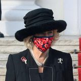 Der ausladende schwarze Hut mit Fake-Fur an der Hutkrempe wirkt altbacken und nimmt dem Look die modische Raffinesse. 