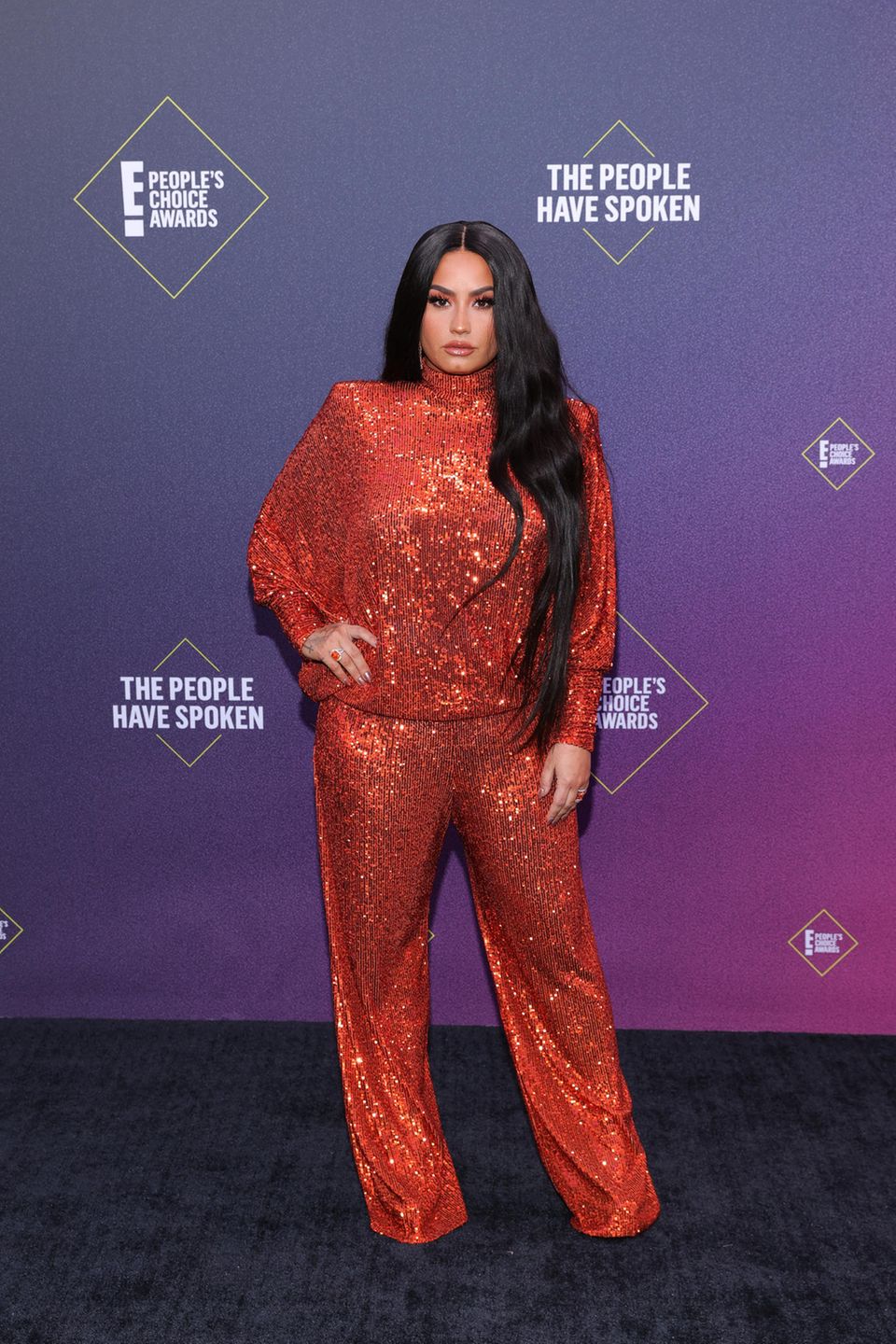 Pailletten soweit das Auge reicht: Sängerin Demi Lovato setzt auf einen Knaller-Look bei den "People's Choice Awards". In einem orangefarbenen Zweiteiler des indisch-amerikanischen Designers Naeem Khan für etwa 2.000 Euro zieht die 28-Jährige alle Blicke auf sich. An dem Abend zieht sich die Sängerin insgesamt viermal um, unser Lieblingslook ist jedoch dieser hier. 