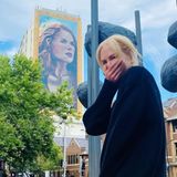 16. November 2020  In Sydney freut sich Nicole Kidman wie ein kleines Kind über ihr Antlitz auf einer großen "The Undoing"-Werbetafel. 