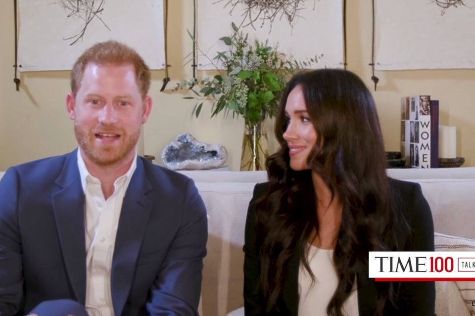Prinz Harry + Herzogin Meghan: Prinz Harry und Herzogin Meghan zeigen sich in ihrem topgestylten Zuhause. Besonderer Hingucker ist der große Kristall, der auf einem Sideboard hinter ihnen liegt. Prinz Harry und Herzogin Meghan zeigen sich in ihrem topgestylten Zuhause. Besonderer Hingucker ist der große Kristall, der auf einem Sideboard hinter ihnen liegt.