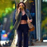Das russische Topmodel ist bekannt für ihren glamourösen Streetstyle. Aber auch in ihrem lässigen Off-Duty-Look zieht sie alle Blicke auf sich. Mit enger Leggings und knappem Sport-BH setzt sie ihren perfekt durchtrainierten Bauch gekonnt in Szene. Die gesteppte Jacke von ihrer Lieblingsmarke Burberry macht das entspannte und stylische Outfit komplett.