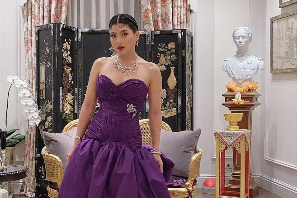 In einem opulenten lilafarbenen Kleid mit Schleppe und Herz-Dekolleté zeigt sich die thailändische Prinzessin von ihrer glamourösen Seite. Als Modedesignerin hat sie ein fabelhaftes Gespür für extravagante Looks. Ein tierisches Accessoire darf natürlich nicht fehlen. 
