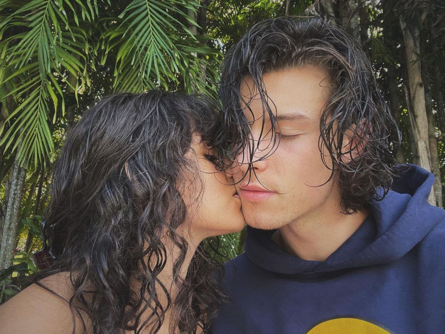 Camila Cabello und Shawn Mendes gehen in die Turtel-Offensive und zeigen der Welt, wie glücklich sie miteinander sind. Auf Instagram teilt der verliebte Sänger ein romantisches Foto mit seiner "Señorita", die ihm zärtlich einen Kuss gibt.