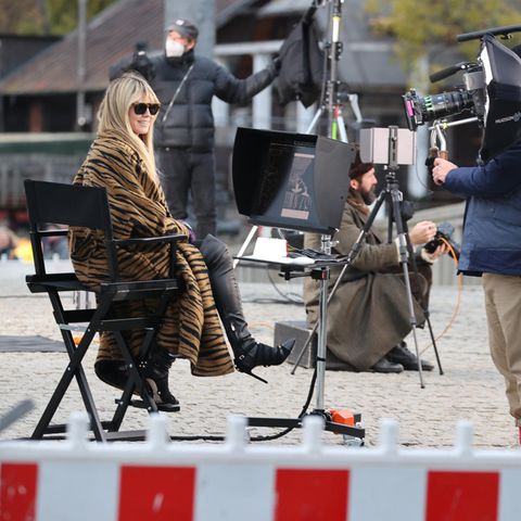 Die Dreharbeiten zur 16. Staffel von "Germany's next Topmodel" haben begonnen. Vor dem Bode-Museum auf der Museumsinsel in Berlin müssen die ersten Mädchen ihr Talent unter Beweis stellen. Und Model-Mama Heidi Klum behält dabei alles ganz genau im Blick.