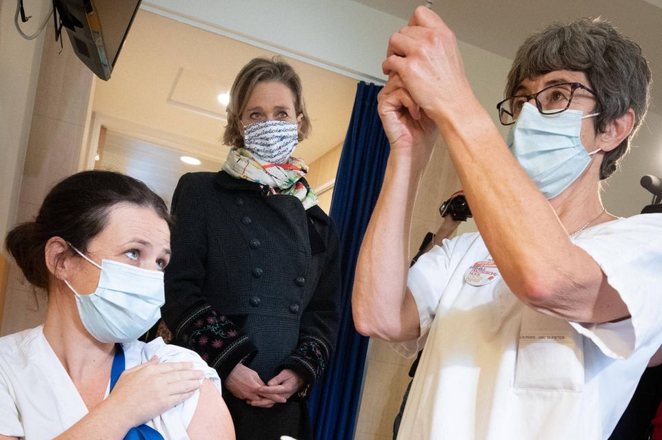 Royals: Interessiert beobachtet Prinzessin Delphine die Impfaktion. Interessiert beobachtet Prinzessin Delphine die Impfaktion.