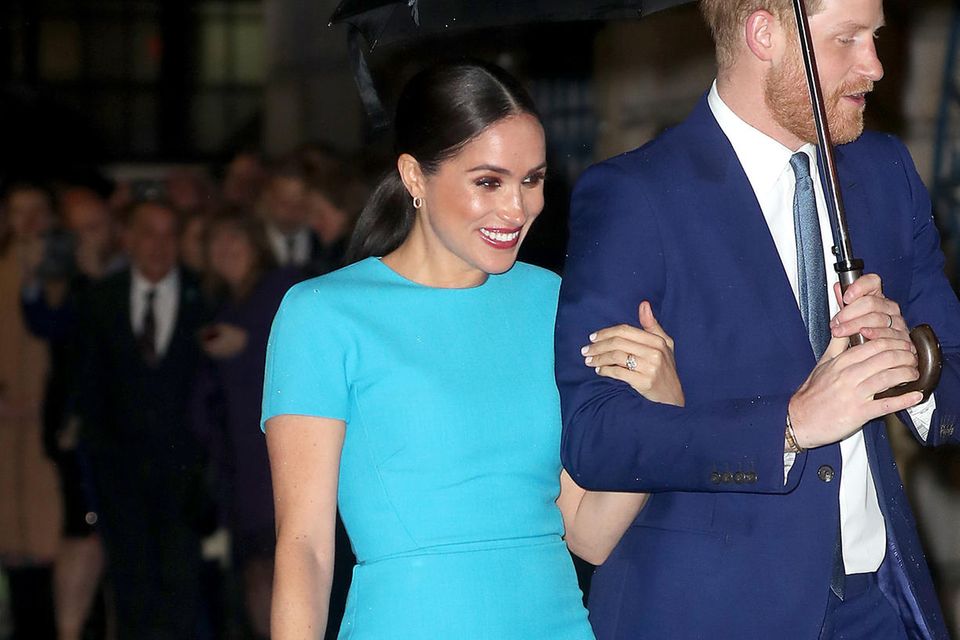 Herzogin Meghan: Herzogin Meghan strahlt in dem türkisfarbenen T-Shirt-Kleid von Victoria Beckham. Herzogin Meghan strahlt in dem türkisfarbenen T-Shirt-Kleid von Victoria Beckham.