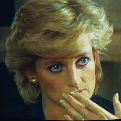 Prinzessin Diana kehrt in dem Interview ihr Innerstes nach außen. Ein Schock für das Königshaus, das sich zum Privatleben seiner Mitglieder in der Öffentlichkeit für gewöhnlich bedeckt hält.