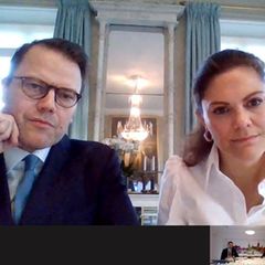 18. November 2020  Prinz Daniel und Prinzessin Victoria sitzen heute ebenfalls zusammen vor dem Bildschirm. In ihrem virtuellen Treffen mit der Handelskammer von Stockholm werden sie über neue Maßnahmen und Auswirkungen der Pandemie auf das Geschäftsleben in der schwedischen Hauptstadt informiert.