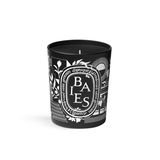Stilvoll Gutes tun Schwarze Johannisbeere trifft kraftvolle Rose: 15% aus dem Verkauf des beliebten und neu designten Bestsellers gehen vom 27.-30.11. an die WHO, um den Kampf gegen Covid-19 zu unterstützen. Duftkerze "Baies" von Diptyque, ca. 60 Euro